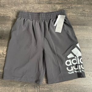 ESSENTIALS WOVEN BADGE OF SPORT SHORTS
